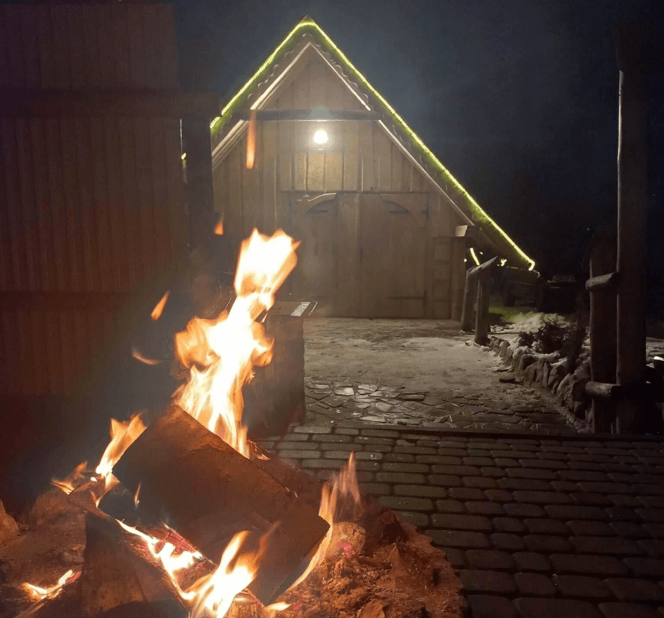 Biesiada w chacie góralskiej